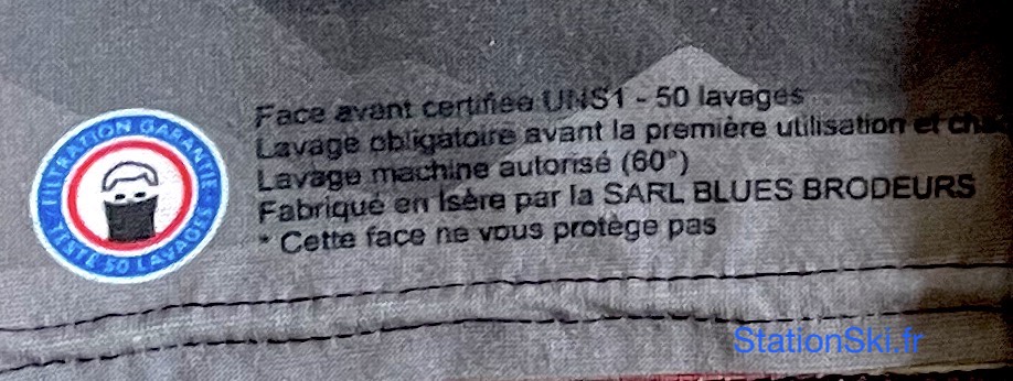 Marquage certification UNS 1 sur un tour de cou filtrant montrant la cetification anti-covid pour 50 lavages